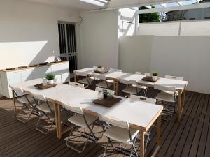 Pokój z białymi stołami i krzesłami w obiekcie Amare Suite & Apartments w mieście Bellaria-Igea Marina