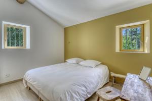 Ein Bett oder Betten in einem Zimmer der Unterkunft Bastidon de la Madeleine