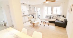 ein Wohnzimmer mit einem Sofa und einem Tisch in der Unterkunft Tarragonaapartments Prim 350 in Reus