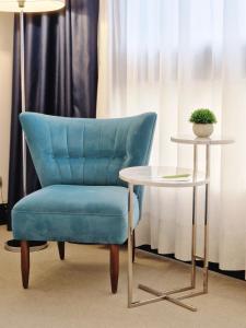 A seating area at Hotel Nuevo Boston