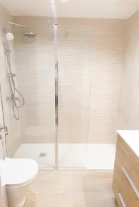 a bathroom with a shower and a toilet at Tarragonaapartments Prim 350 in Reus