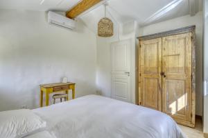 Ein Bett oder Betten in einem Zimmer der Unterkunft Bastidon de la Madeleine