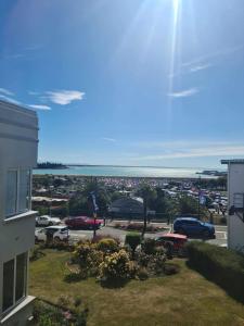 a view of a parking lot and the ocean at Art Deco Beauty on The Bay Hill in Timaru