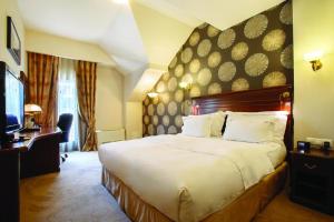 Postel nebo postele na pokoji v ubytování DoubleTree by Hilton Hotel Sighisoara - Cavaler