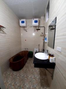 a bathroom with a tub and a sink at Mai's Homestay Dong Van in Dồng Văn