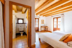 sypialnia z łóżkiem i łazienką w obiekcie Casa Tadeguaz w mieście Fago