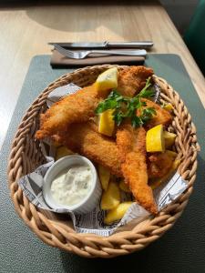 ein Korb mit Fisch, Kartoffeln und Dip in der Unterkunft Hotel Dirbach Plage in Dirbach