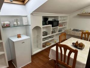 eine Küche und ein Esszimmer mit einem Tisch und Stühlen in der Unterkunft Apartamento CASA MARIA in Rianjo