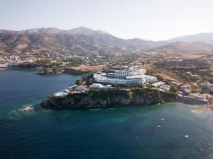 eine Luftansicht eines Resorts auf einer Insel im Wasser in der Unterkunft Peninsula Resort & Spa in Agia Pelagia