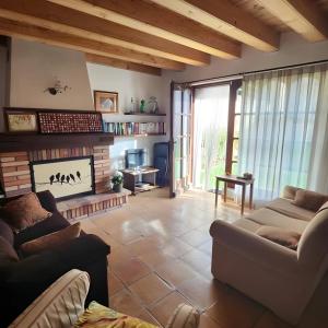 uma sala de estar com um sofá e uma lareira em Casa Tadeguaz En el corazón de la Jacetania em Fago