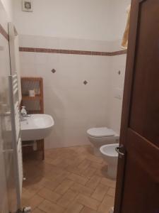 a bathroom with a toilet and a sink at Agriturismo Tenute di Hera - Via Francigena in Acquapendente