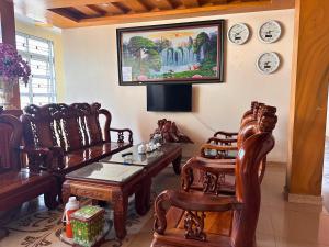 sala de estar con muebles de madera y TV en TIẾN CƯỜNG HOTEL en Mia Xu