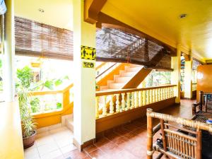 d'un balcon avec un banc et des escaliers. dans l'établissement Gracias Inn, à Boracay