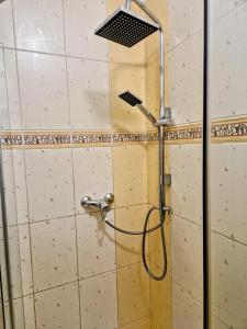Bilik mandi di Family hotel Maxim