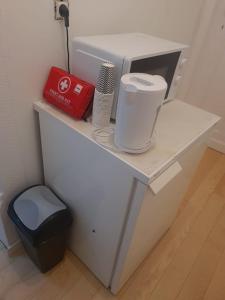 a white desk with a printer and a trash can at Bright and cozy room next to the airport in Kampenhout
