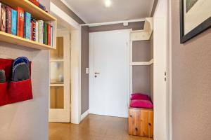 um corredor com uma porta e um quarto com livros em Freundliche Ferienwohnung in Lemgo em Lemgo