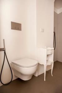 bagno bianco con servizi igienici e lavandino di Casa Solomare by Momò Apulia a Monopoli