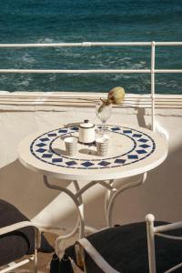 un tavolo sul lato di una barca di Casa Solomare by Momò Apulia a Monopoli