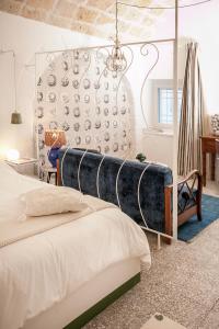 una camera con letto e parete con piatti di Casa Solomare by Momò Apulia a Monopoli