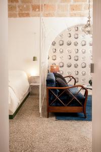 una camera da letto con un letto e piatti appesi al muro di Casa Solomare by Momò Apulia a Monopoli