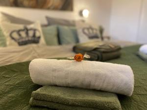 ein Stapel Handtücher auf einem Bett in der Unterkunft Femo - Royal Siegen - Oberstadt - separater Eingang - zentral in Siegen