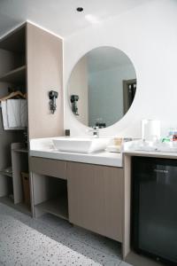 邦勞的住宿－Willander Resort，一间带大水槽和镜子的浴室