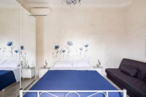 - une chambre avec un lit et un canapé dans l'établissement Testaccio appartamento per gli amanti di un caffè in terrazzo, à Rome