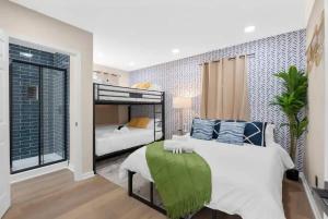 - une chambre avec un grand lit et une grande fenêtre dans l'établissement Best Location Sleeps 12 Hot Tub Free Parking, à Columbus