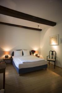 En eller flere senge i et værelse på Hotel Altes Pfarrhaus Beaumarais