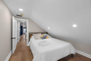 Un dormitorio con una cama blanca y una escalera en 5 Bedrooms Sleeps 14 Hot Tub Fire Pit en Columbus