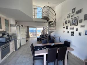 Kuchyň nebo kuchyňský kout v ubytování Grapevines Villas Makrygialos