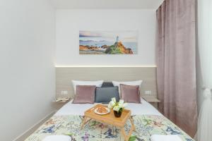 - une chambre avec un lit et une table dans l'établissement Nowy Świat Stylish, Seaside Apartment with Balcony & Parking Puck by Renters, à Puck