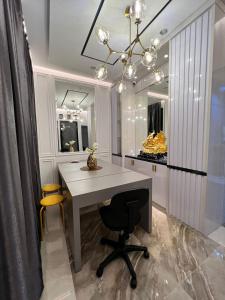 雅加達的住宿－Belle's WMR Guest House，一间设有白色桌子和黄色椅子的用餐室