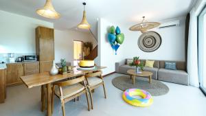 Premier Umalas Villas في كيروبوكان: غرفة معيشة مع طاولة وأريكة