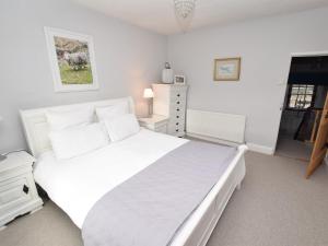 3 Bed in Satterthwaite 94633 في Grizedale: غرفة نوم بيضاء فيها سرير ابيض كبير