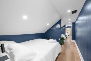 5 Bedrooms Sleeps 14 - Hot Tub - 1 min to Fairgrounds tesisinde bir odada yatak veya yataklar