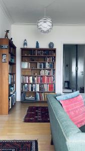 De bibliotheek in het appartement