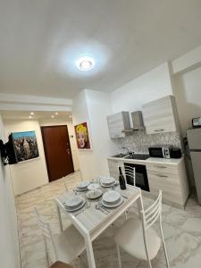 eine Küche mit einem Tisch und Stühlen im Zimmer in der Unterkunft Gli Amici della Puglia in Taranto