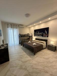 ターラントにあるGli Amici della Pugliaのベッドルーム1室(ベッド1台、壁掛けテレビ付)