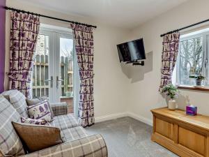 uma sala de estar com um sofá e uma televisão em 3 Bed in Bridgnorth 94532 