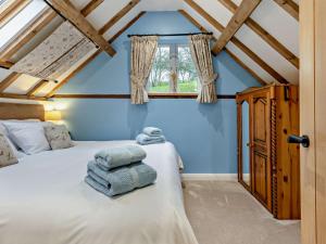 een slaapkamer met een bed met handdoeken erop bij 3 Bed in Bridgnorth 94532 