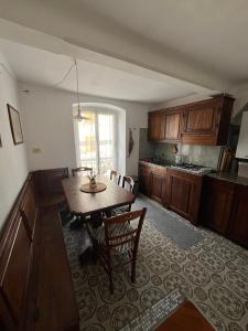 A kitchen or kitchenette at In piazzetta a Nervi