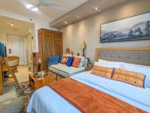 Ένα ή περισσότερα κρεβάτια σε δωμάτιο στο Bright & Stylish Studio Condo in Commonwealth, UP Diliman +42 φωτογραφίες