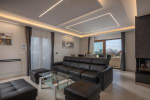 ein Wohnzimmer mit einem Sofa und einem Tisch in der Unterkunft Villa Vilani Spa & Pool - Happy Rentals in Crikvenica