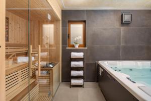 ein Badezimmer mit einer Badewanne und einem Waschbecken in der Unterkunft Villa Vilani Spa & Pool - Happy Rentals in Crikvenica