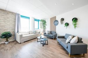 ein Wohnzimmer mit 2 Sofas und einem Tisch in der Unterkunft koCASA-Apartments, Penthouse, Panorama, Dachterrasse, zwei Stellplätze, Wifi, Waipu-Tv, Billard in Karlsruhe