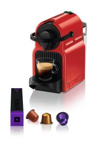 uma máquina de café expresso vermelha com uma chávena de café em Logement au coeur de l'Auvergne em Lorlanges