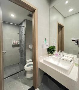 y baño con lavabo y aseo. en Sam's homestay-Solforest 2 bedrooms apartment, en HÆ°ng YÃªn