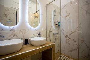y baño con lavabo y ducha. en Ourania by Heloni Apartments, en Atenas