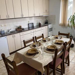 Η κουζίνα ή μικρή κουζίνα στο Domus apartman